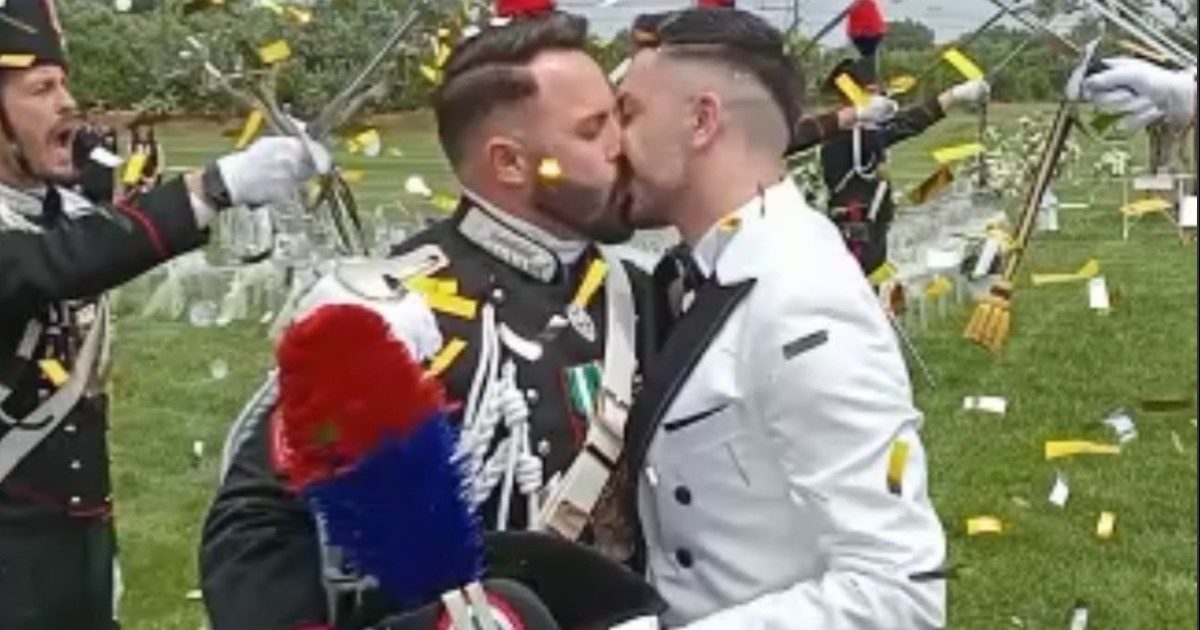 Il carabiniere sposa il compagno in alta uniforme: picchetto d’onore per Angelo e Giuseppe, è la prima volta che accade alle nozze di due uomini