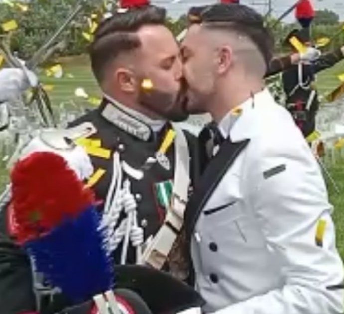 Il carabiniere sposa il compagno in alta uniforme: picchetto d’onore per Angelo e Giuseppe, è la prima volta che accade alle nozze di due uomini