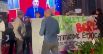 Copertina di Napoli, contestato ministro Lollobrigida: gruppo di attivisti interrompe il videomessaggio al Festival dello sviluppo sostenibile