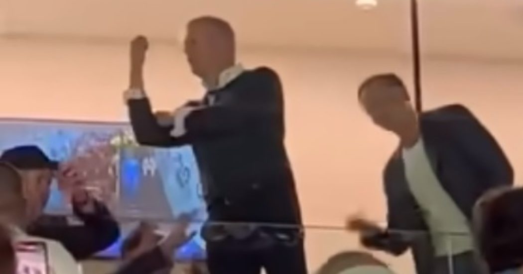 Il padre di Haaland fa gestacci e lancia cibo contro i tifosi del Real Madrid: cacciato – video
