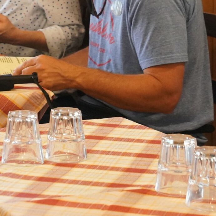 Non pagano il conto di 12.300 euro al ristorante e scappano di nascosto: sei turisti arrestati dalla polizia