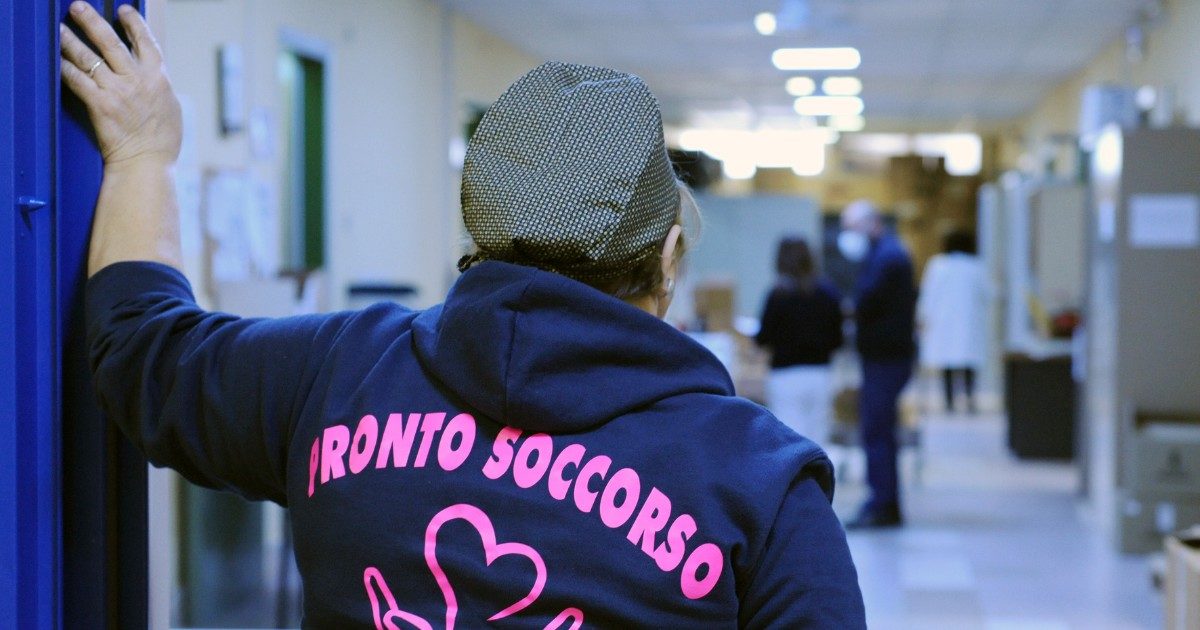 Il circolo vizioso della sanità che la politica non sa risolvere: serve una stretta sui medici a gettone? Sì, ma gli ospedali non starebbero in piedi
