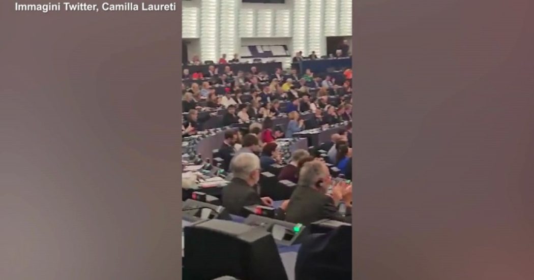 Violenza sulle donne, l’applauso dell’Eurocamera dopo il via libera alla risoluzione che chiede all’Ue di aderire alla Convenzione di Istanbul