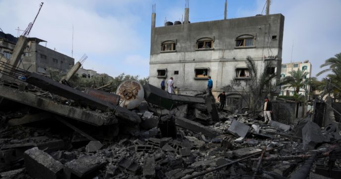 Tel Aviv rompe la tregua e torna a bombardare Gaza. Razzo dalla Striscia su un condominio: ucciso un israeliano
