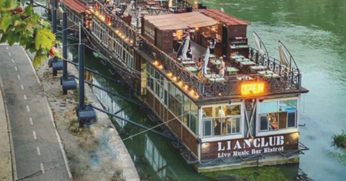 Falla nello scafo, paura nel locale sul Tevere
