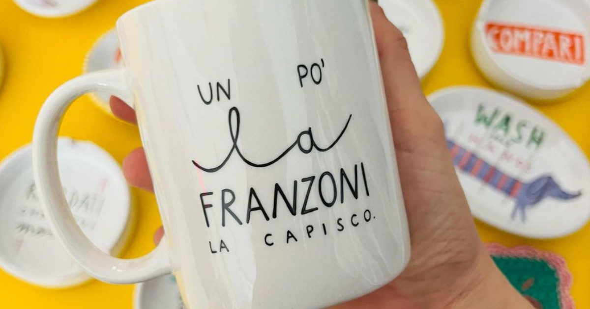 “Un po’ la Franzoni la capisco”, la tazza per la Festa della Mamma (che costa 25 euro) scatena reazioni furibonde: “Ripigliatevi”, “Atroce”