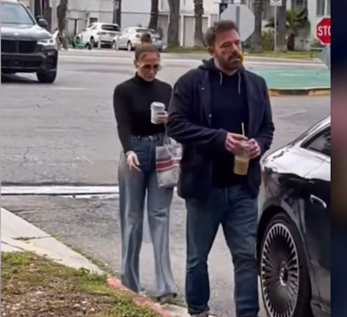 Ben Affleck apre la portiera dell’auto a Jennifer Lopez ma poi la sbatte con stizza: la scena non passa inosservata – VIDEO