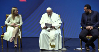 Copertina di Papa Francesco si scusa per l’intervento da seduto: “Non tollero il dolore”. L’applauso della platea