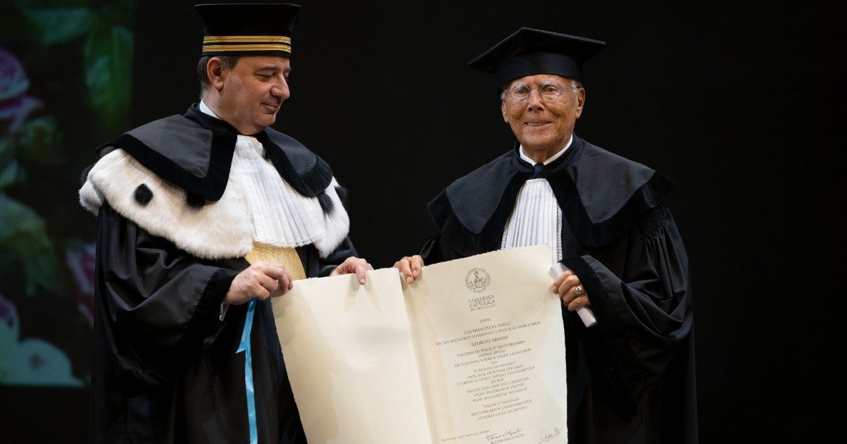 Giorgio Armani riceve la Laurea honoris causa e fa un accorato discorso agli studenti: “Lavorate, ma non dimenticatevi mai di chi avete accanto”
