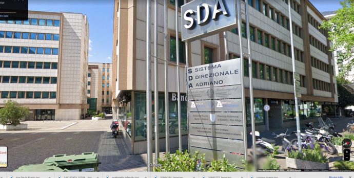 Ordini spacchettati per acquistare sempre dalle stesse aziende: 2 dirigenti e 8 funzionari dell’Asl di Bolzano accusati di danno erariale