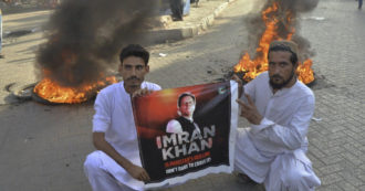 Copertina di Pakistan in fiamme, quali sono le ragioni delle proteste e perché l’ex premier Khan è finito agli arresti