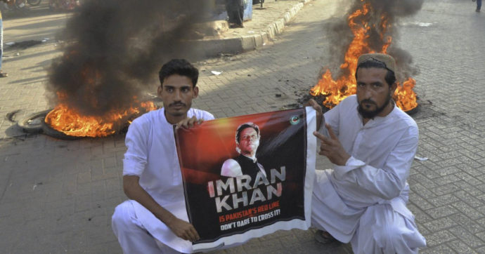 Pakistan in fiamme, quali sono le ragioni delle proteste e perché l’ex premier Khan è finito agli arresti
