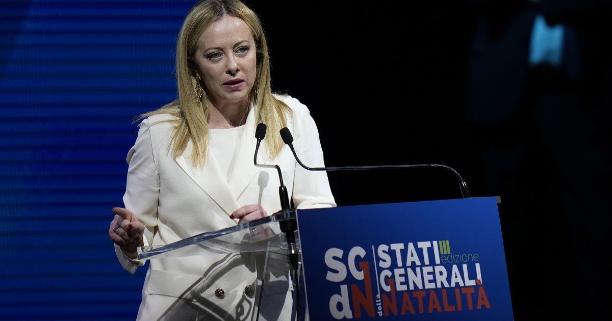 Meloni rivendica il congedo facoltativo pagato all’80%, ma non è operativo. La neo mamma: “Dovrò tornare al lavoro, altrimenti non copriamo le spese”