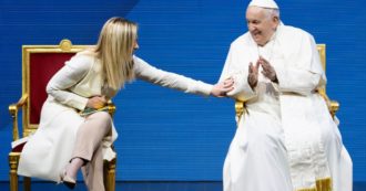 Copertina di Giorgia Meloni si presenta da Papa Francesco in bianco, il Pontefice scherza: “Oggi ci siamo vestiti uguali”. Un errore? Ecco cosa dice il protocollo