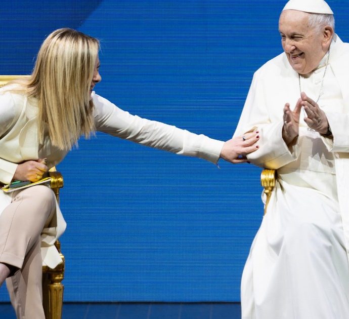 Giorgia Meloni si presenta da Papa Francesco in bianco, il Pontefice scherza: “Oggi ci siamo vestiti uguali”. Un errore? Ecco cosa dice il protocollo