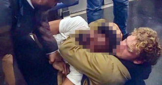 Copertina di New York, strangola e uccide un senzatetto in metro: “Sarà arrestato per omicidio colposo”