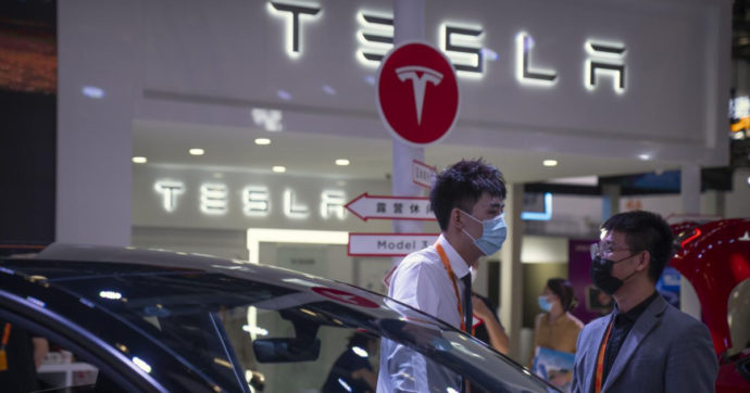Problemi al sistema di accelerazione, Tesla richiama “virtualmente” 1,1 milioni di auto vendute in Cina