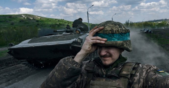 Ucraina, la diretta – Capo Wagner: “Esercito regolare russo in fuga da Bakhmut. Oggi persi 5 chilometri”. L’inviato cinese lunedì a Kiev e poi a Mosca