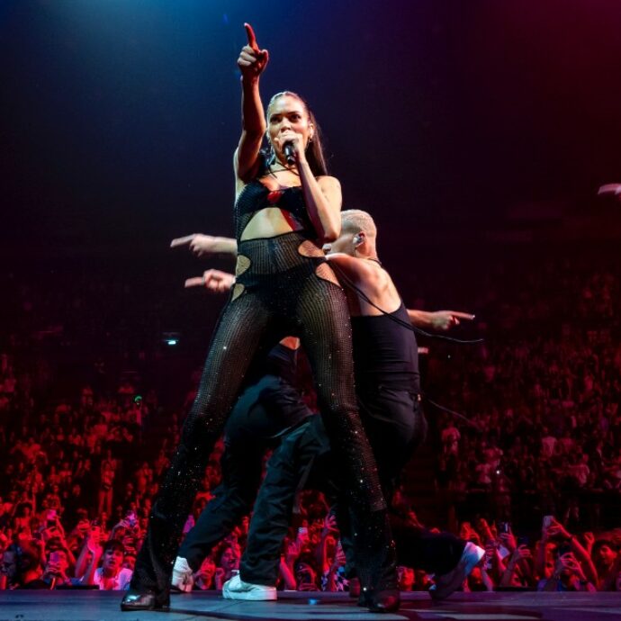 Elodie infiamma il suo primo Forum di Milano (sold out): è nata la star che mancava in Italia? – Il racconto di uno show spettacolare