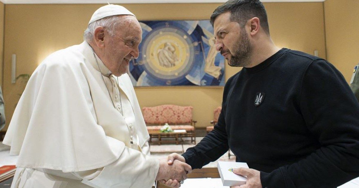 Il Papa e Zelensky parlano di pace, poi arriva la chiusura del presidente ucraino: “Non servono mediatori, il piano deve essere il nostro”