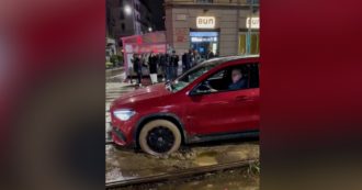 Copertina di Massimo Boldi bloccato con l’auto sui binari del tram a Milano: i passanti lo aiutano a uscire ma lui tira dritto sulla rotaia – Video