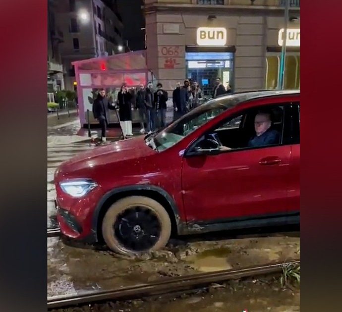 Massimo Boldi bloccato con l’auto sui binari del tram a Milano: i passanti lo aiutano a uscire ma lui tira dritto sulla rotaia – Video