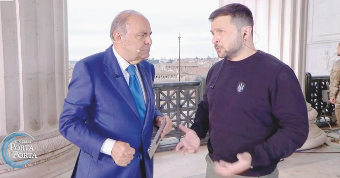 Vespa allestisce il set: l’ex attore si prende il palco per 90 minuti