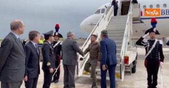 Copertina di L’arrivo di Zelensky all’aeroporto di Ciampino accolto dal ministro degli esteri Tajani e dagli ambasciatori