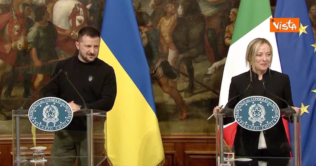 Problemi di audio durante la conferenza stampa, Zelensky scherza: “Sono i russi…”