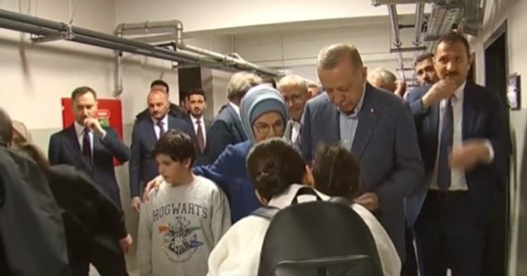 Turchia, il presidente uscente Erdogan regala soldi in contanti ad alcuni bambini al seggio: il video