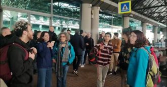 Copertina di Protesta contro i jet privati, attivisti bloccati dalla polizia all’aeroporto di Torino Caselle: “Trattati da ecoterroristi”. 12 identificati