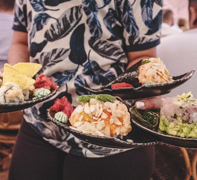 “Una delle invitate ha ordinato cibo e drink per tutti e mi sono ritrovata a pagare un conto da 1000 euro anche se non avevo mangiato nulla, non è giusto”