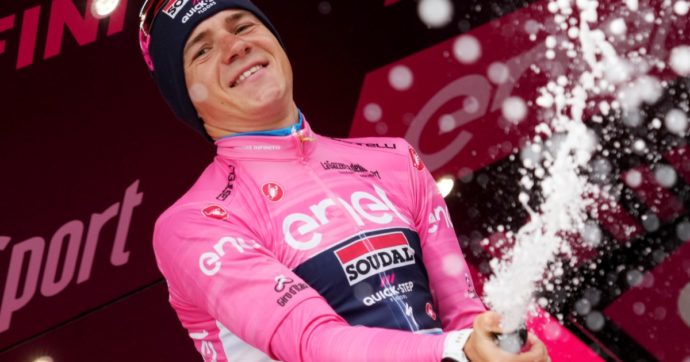 Covid, al Giro d’Italia tornano le mascherine: la decisione dopo la positività di Evenepoel