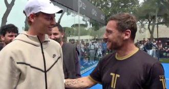 Copertina di La sfida-esibizione a padel tra Jannik Sinner e Francesco Totti: “Ci siamo divertiti” – Video