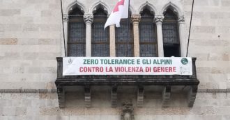 Copertina di Alpini a Udine, l’adunata del riscatto dopo le molestie finisce con tre donne denunciate per “adesivi offensivi” contro le penne nere