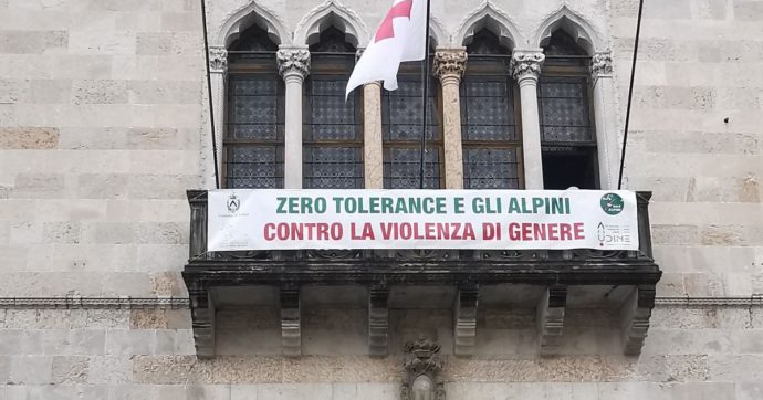 Alpini a Udine, l’adunata del riscatto dopo le molestie finisce con tre donne denunciate per “adesivi offensivi” contro le penne nere