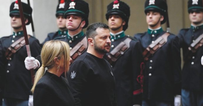Il simbolo “nazi” sulla felpa in realtà  è l’emblema storico delle forze armate