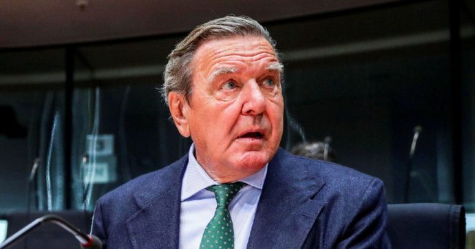 Copertina di Irricevibile il ricorso contro Schröder. L’ex Cancelliere tedesco resta nell’Spd