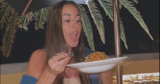 Copertina di Influencer mangia degli spaghetti alla bolognese con il suo menisco nel ragù: “Me lo sono mangiato, volevo rimetterlo nel mio corpo”. Accusata di cannibalismo