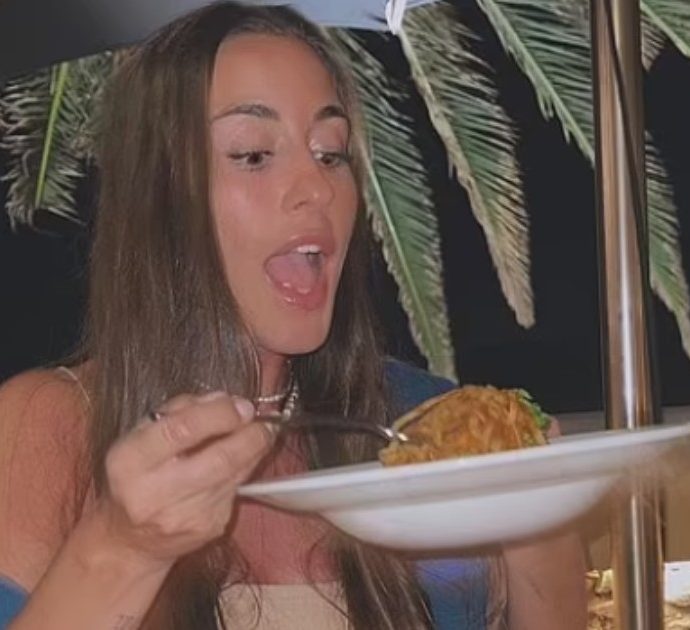 Influencer mangia degli spaghetti alla bolognese con il suo menisco nel ragù: “Me lo sono mangiato, volevo rimetterlo nel mio corpo”. Accusata di cannibalismo