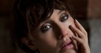 Copertina di Gabriella Pession a FQMagazine: “Sono tornata in Italia dopo 3 anni in Usa: adesso sto girando a Roma con Anthony Hopkins. Dei tempi di oggi detesto approssimazione e perdita di grazia”