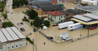 Copertina di Alluvione in Emilia-Romagna, inondazioni a Bertinoro: la cittadina è sommersa dall’acqua