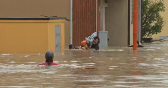 Copertina di Esonda il Savio a Cesena, una donna con la figlia piccola tratta in salvo dai residenti. Evacuate con l’elicottero alcune famiglie