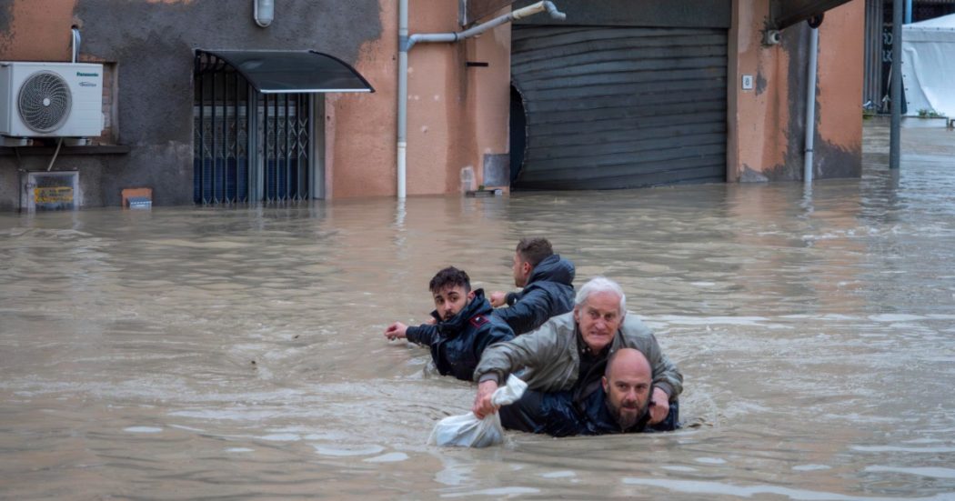 Esondano i fiumi, Romagna in ginocchio: la giornata. Oltre mille evacuati, a Cesena fuga sui tetti. Bonaccini: “Oltre le peggiori previsioni”