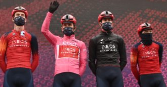 Copertina di Covid al Giro d’Italia, Ricciardi: “Il virus fa ancora danni”. Bassetti: “No, fa più paura ai ciclisti che ai medici”