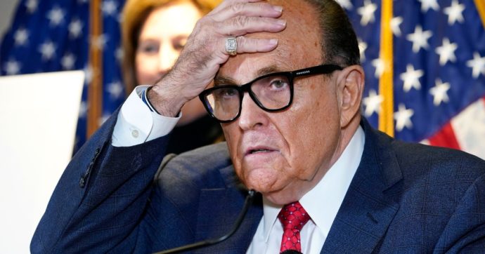 “Mi minacciava per ottenere favori sessuali”: l’ex collaboratrice fa causa a Rudolph Giuliani per aggressione e molestie, chiesti 10 milioni
