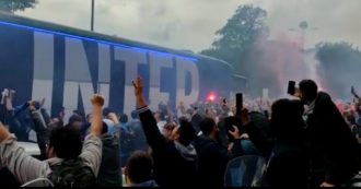 Copertina di Inter-Milan, il pullman dei Nerazzurri bloccato davanti a San Siro dalla folla dei tifosi in festa