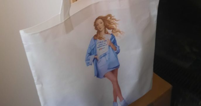 Shopper e cartonato della Venere: Open to Meraviglia diventa un gadget