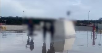Copertina di Napoli un gruppo di 15enni si filma mentre picchia un ragazzo di 12 in un centro commerciale. Il video postato sui social network