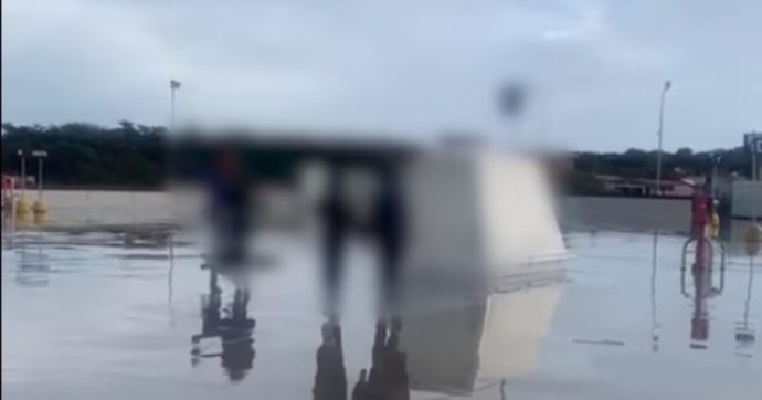 Napoli un gruppo di 15enni si filma mentre picchia un ragazzo di 12 in un centro commerciale. Il video postato sui social network